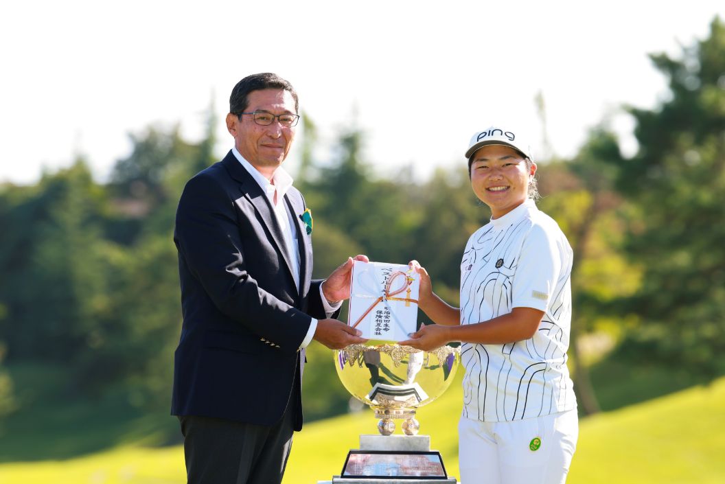 表彰式（専務・宮澤選手）