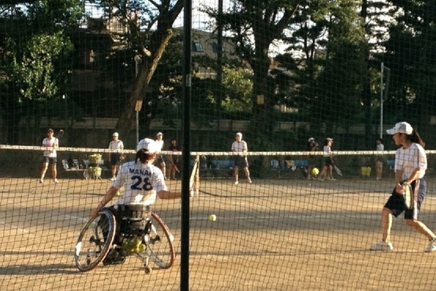 先生の言葉で田中選手(左)は決意し、プレーヤーとしてテニス部に帰ってきました