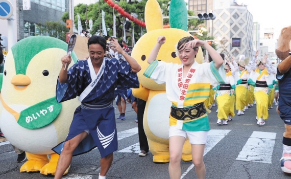 阿波踊りに参加する様子
