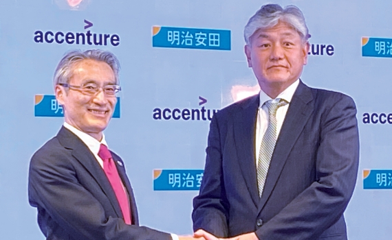 記者会見での永島社長（左）とアクセンチュア 江川社長（右）