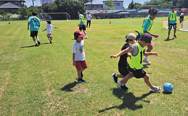 芝生でのサッカーイベント（鳥取支社）