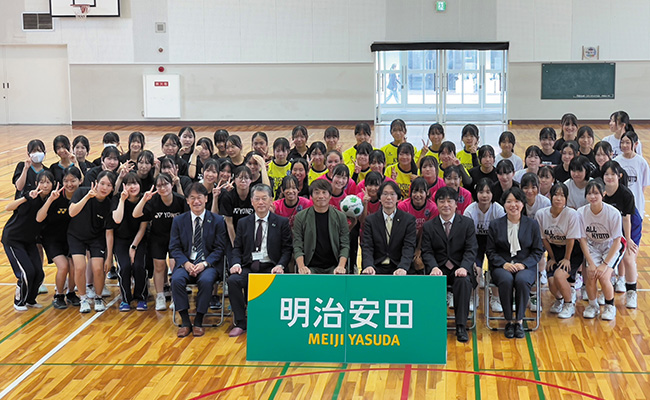 小学校での寄贈式の様子