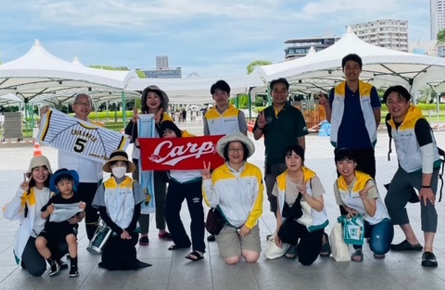 平和記念式典に向けた「平和の池」清掃活動(広島支社)